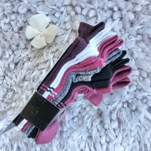 New with tags UNDER ARMOR 6 pack ESSENTIAL SOCKS. - Picture 2 of 7